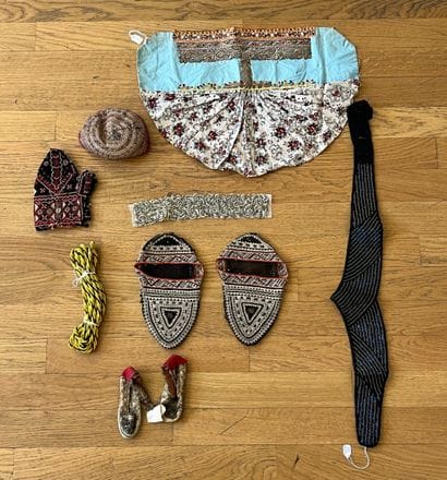 Ensemble d’accoutrements incluant chaussures,...