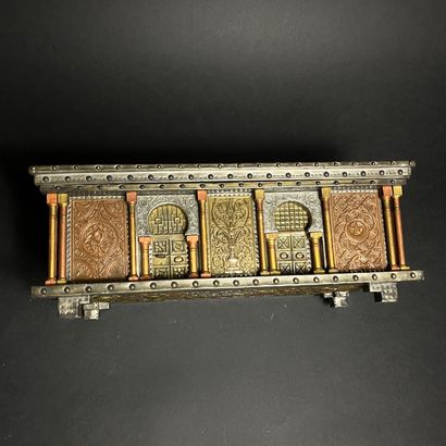 Amusante boite orientale architecturée au...