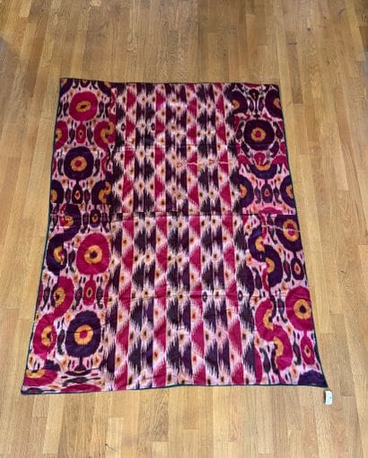 Ikat de soie à décor abstrait polychrome....