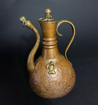 Aiguière ottomane de pèlerinage
Tombak (cuivre...
