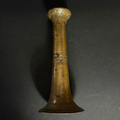 Vase ou élément de lampe de forme tubulaire
Fonte...