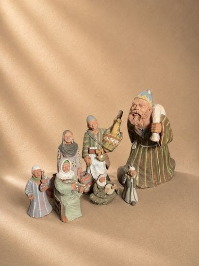 8 figurines orientales représentant des métiers...