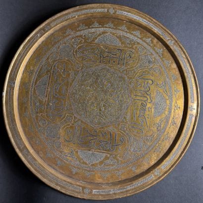 Grand plat à décor dit «trois métaux» 
Laiton...