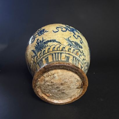 Vase Safavide à décor d’oiseaux et de fleurs...