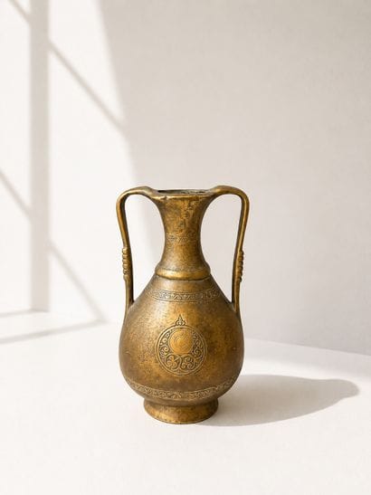 Vase 
Bronze à décor gravé
Iran, XXe siècle...