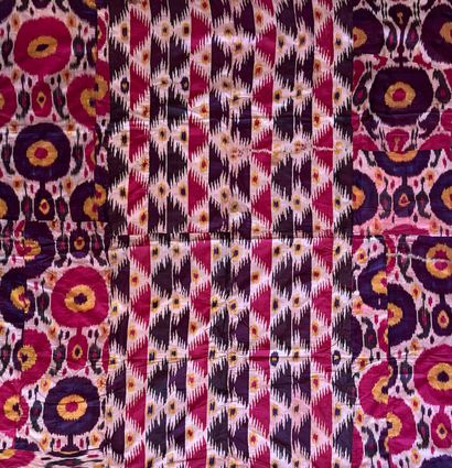 Ikat de soie à décor abstrait polychrome....
