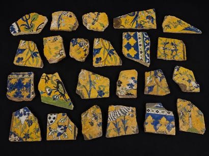 Ensemble de 33 fragments de carreaux safavides...