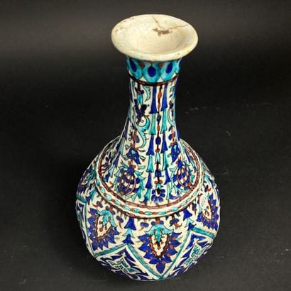 Vase bouteille ottoman décor floral moulé...