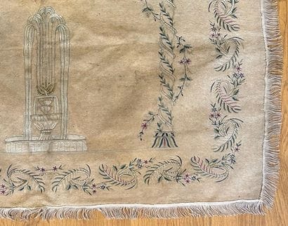 Tenture évoquant un mihrab à décor végétal...
