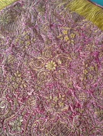Panneau circulaire en velours violet brodé...
