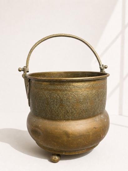 Grand seau à anse
Laiton gravé
Maghreb, circa...