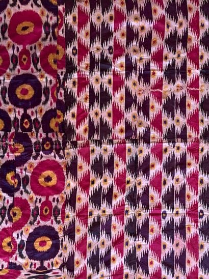 Ikat de soie à décor abstrait polychrome....