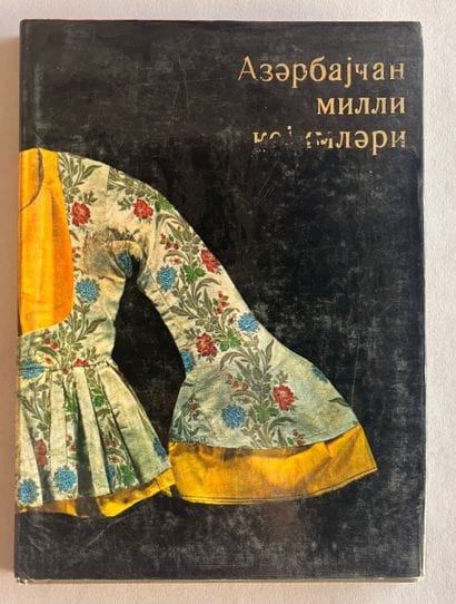 Costumes nationaux de l’Azerbaïdjan. Texte...