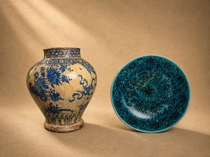 Vase Safavide à décor d’oiseaux et de fleurs...
