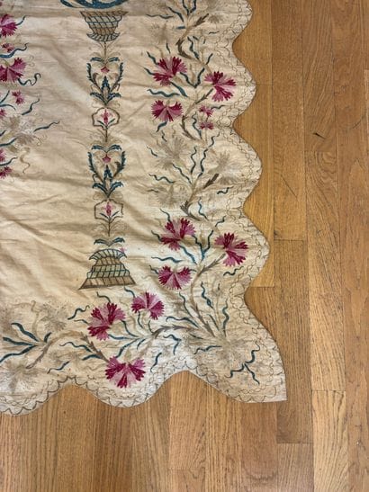 Tenture évoquant un mihrab avec bords chantournés,...