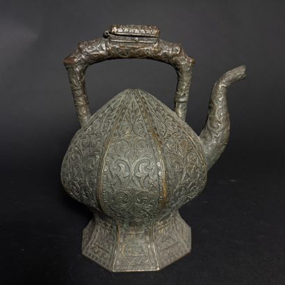 Aiguière 
Bronze
Inde ou Moyen-Orient, XXe...