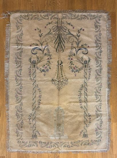 Tenture évoquant un mihrab à décor végétal...