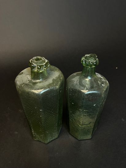 DEUX BOUTEILLES
en verre soufflé de forme...