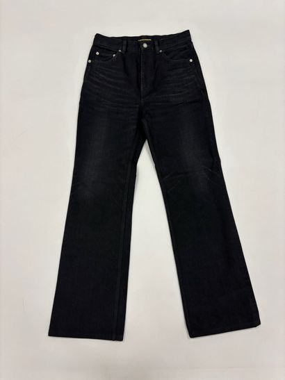 SAINT-LAURENT, Paris. 
Pantalon en jeans...