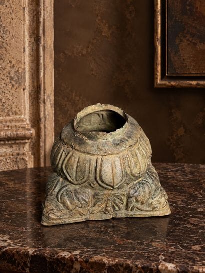 CHAPITEAU 
en bronze à décors de grenouilles
Inde
H....