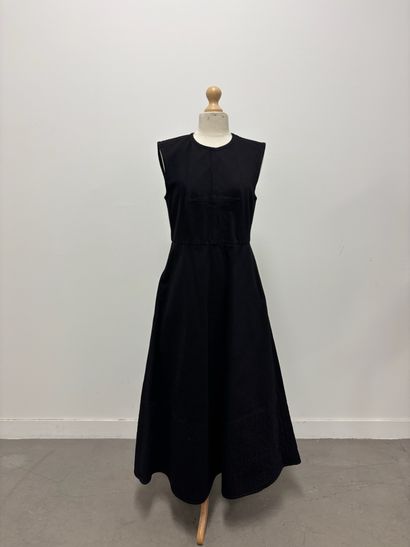 PATOU. 
Robe en coton noir. Taille 40.

«...