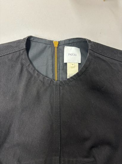 PATOU. 
Robe en coton noir. Taille 40.

«...