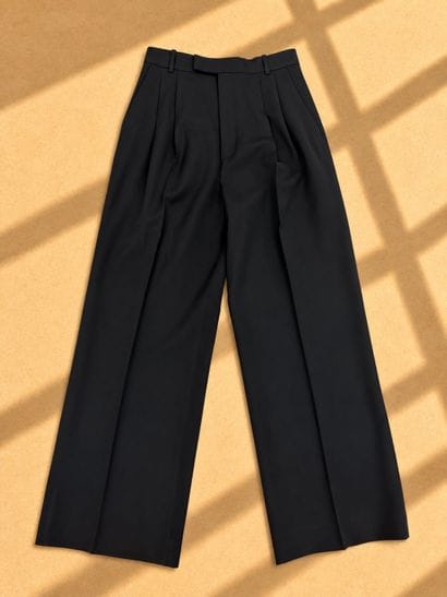 CELINE. 
Pantalon de tailleur noir. (Taille...