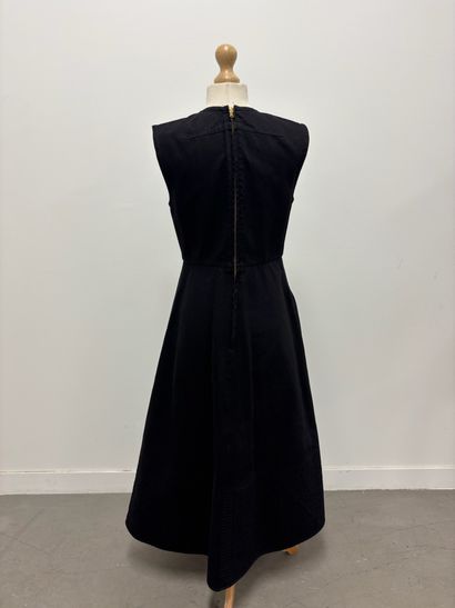 PATOU. 
Robe en coton noir. Taille 40.

«...