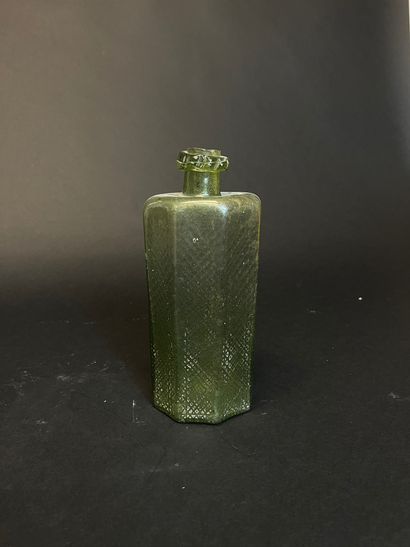 DEUX BOUTEILLES
en verre soufflé de forme...