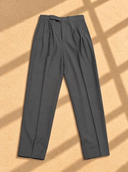 CELINE. 
Pantalon de tailleur gris. (Taille...
