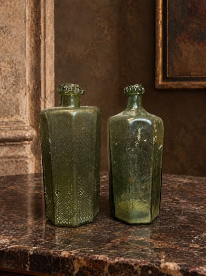 DEUX BOUTEILLES
en verre soufflé de forme...