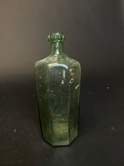 DEUX BOUTEILLES
en verre soufflé de forme...