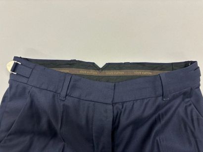 LOUIS VUITTON. 
Pantalon de tailleur bleu...