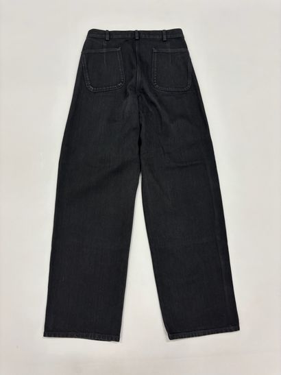 CELINE. 
Pantalon en jeans noir. (Taille...