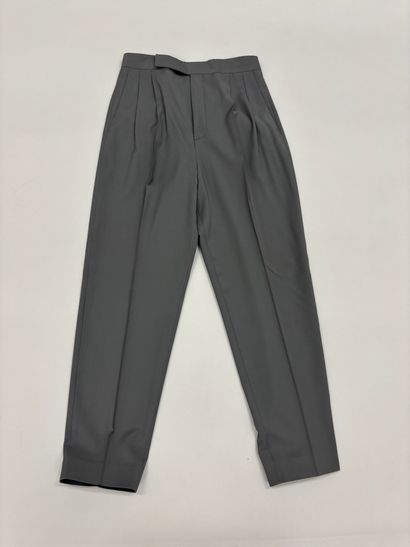 CELINE. 
Pantalon de tailleur gris. (Taille...