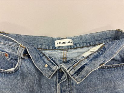 BALENCIAGA. 
Pantalon en jeans bleu. (Taille...