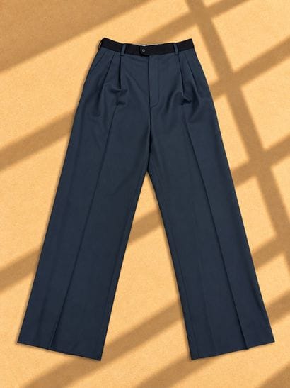 CELINE. 
Pantalon de tailleur bi-color noir...