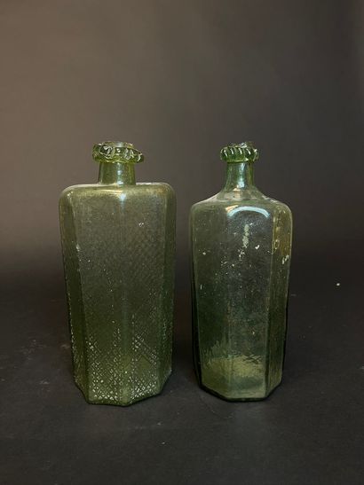 DEUX BOUTEILLES
en verre soufflé de forme...