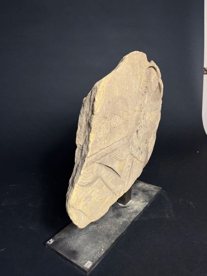 RELIEF 
en calcaire représentant un pharaon...