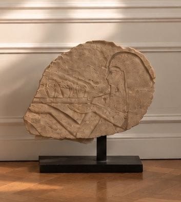 RELIEF 
en calcaire représentant un pharaon...