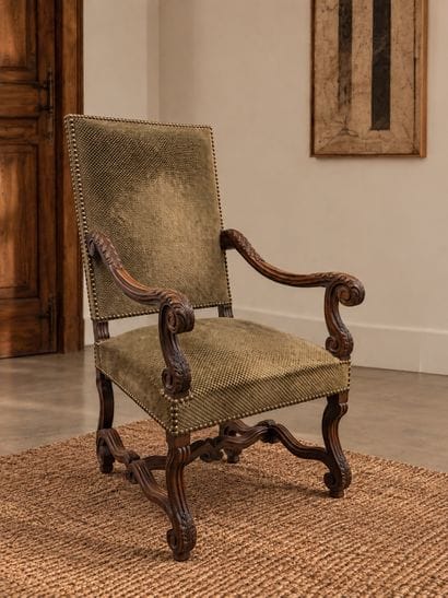 FAUTEUIL À ENTRETOISE 
en noyer mouluré sculpté...