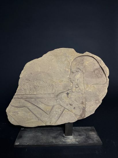 RELIEF 
en calcaire représentant un pharaon...