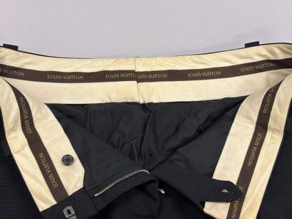 LOUIS VUITTON. 
Pantalon de tailleur noir....
