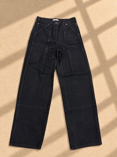 CELINE. 
Pantalon en jeans noir. (Taille...