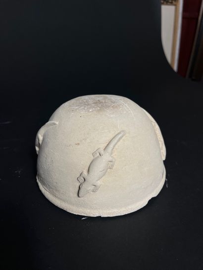 BOL 
en terre cuite à décor en relief de...