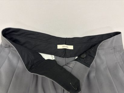 CELINE. 
Pantalon de tailleur gris. (Taille...