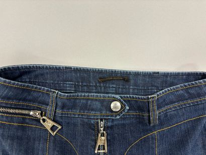 LOUIS VUITTON. 
Pantalon en jeans. (Taille...