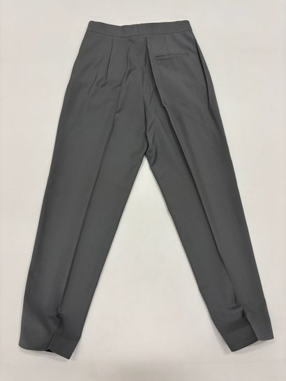 CELINE. 
Pantalon de tailleur gris. (Taille...