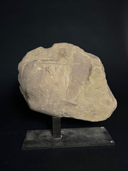 RELIEF 
en calcaire représentant un pharaon...