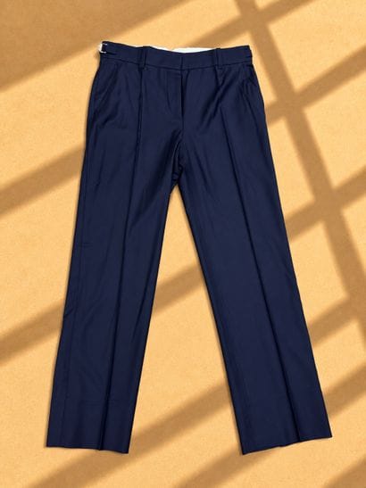 LOUIS VUITTON. 
Pantalon de tailleur bleu...